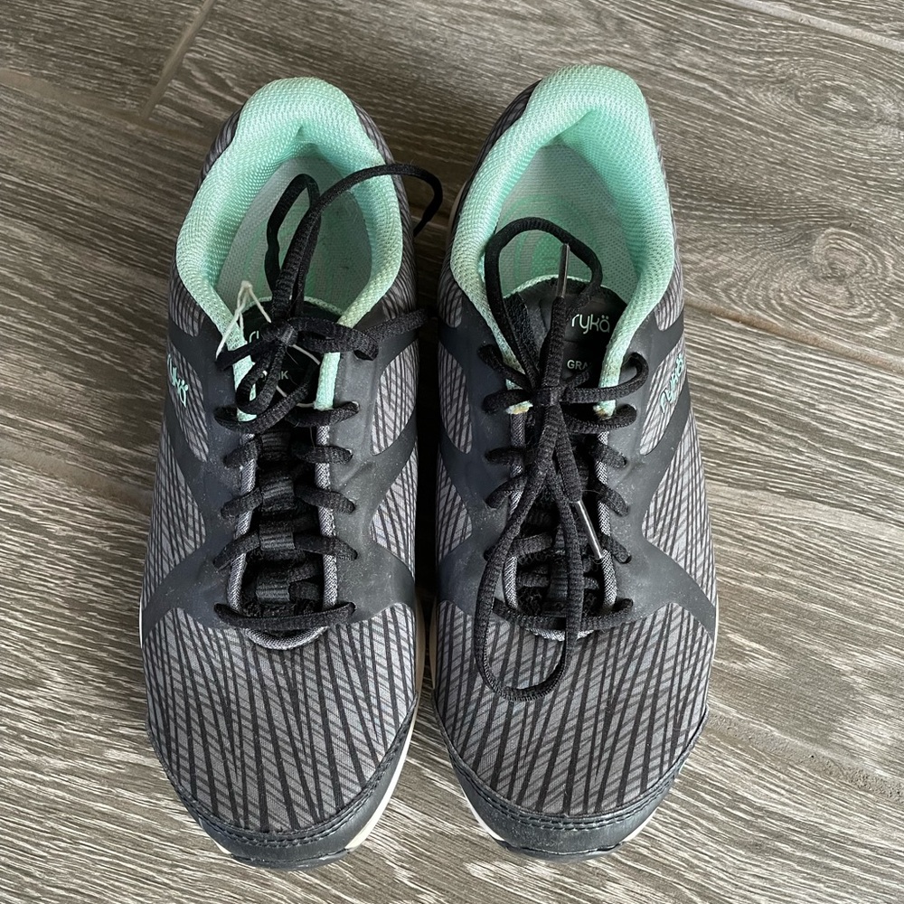 Ruka Grafik Athletic Shoes Size 6.5